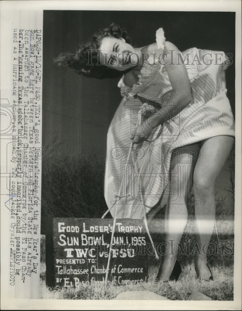 1954 Press Photo Jackie Crysler Holding A Texas A Genuine Texas Adobe Brick- Historic Images