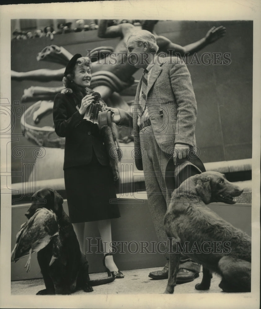 1944 Press Photo Constance Bennett Presents Paul Svane a Ribbon at Dog Show