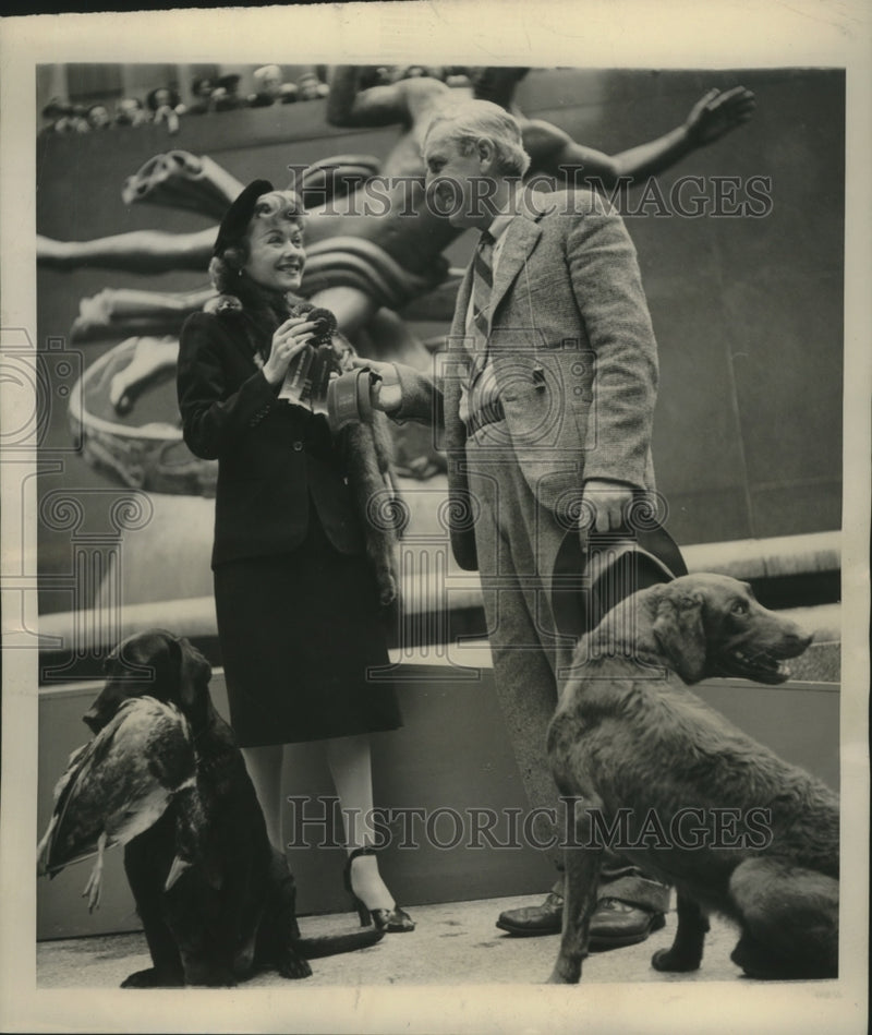 Load image into Gallery viewer, 1944 Press Photo Constance Bennett Presents Paul Svane a Ribbon at Dog Show
