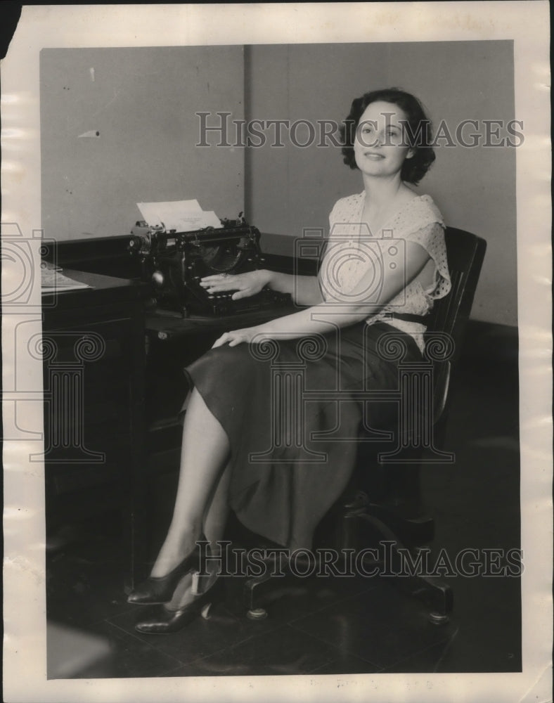 Load image into Gallery viewer, 1933 Press Photo Marteal Graham, Miss Queen of the West, Represents Home State
