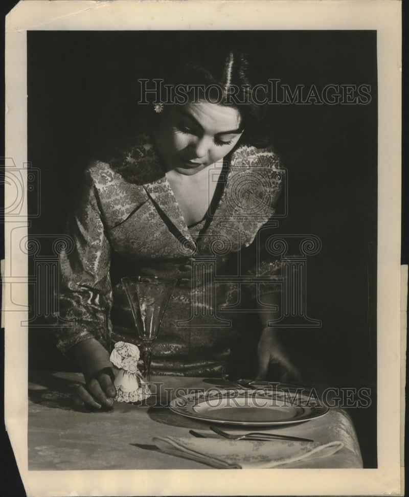 Load image into Gallery viewer, 1951 Press Photo Marlene Reilly Places New Stand-up Place Cards Around the Table
