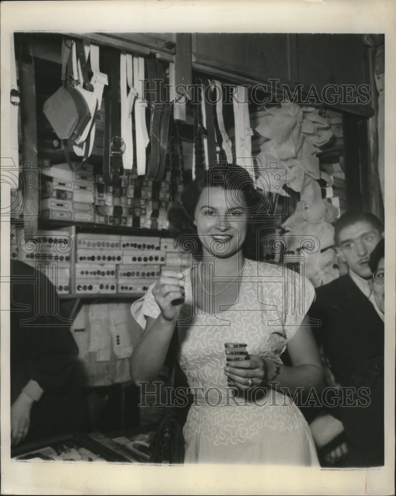Load image into Gallery viewer, 1947 Press Photo Miss Murdock Finds Hairpins for 25 Cents at Istanbul's Bazaar
