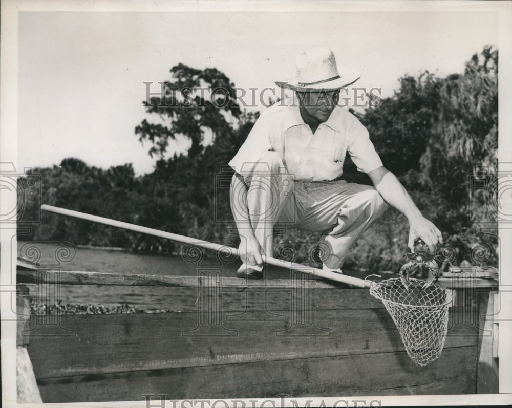 1939 Press Photo Paul Waner, Former Pittsburgh Pirate, Catches Blue Crab in FL- Historic Images