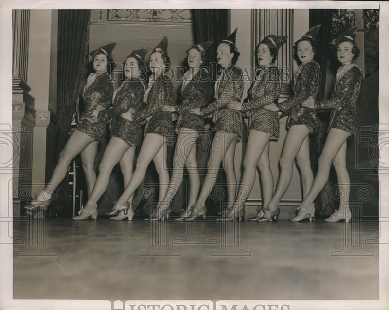 Load image into Gallery viewer, 1936 Press Photo Members of the Song Chorus present their numbers - nef70034
