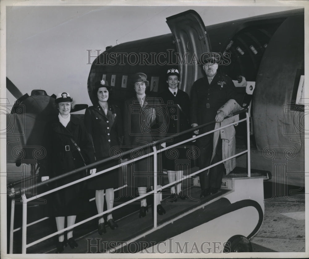 1943 Press Photo Women Representatives of Armed Forces at National Airport