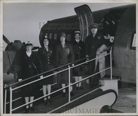 1943 Press Photo Women Representatives of Armed Forces at National Airport