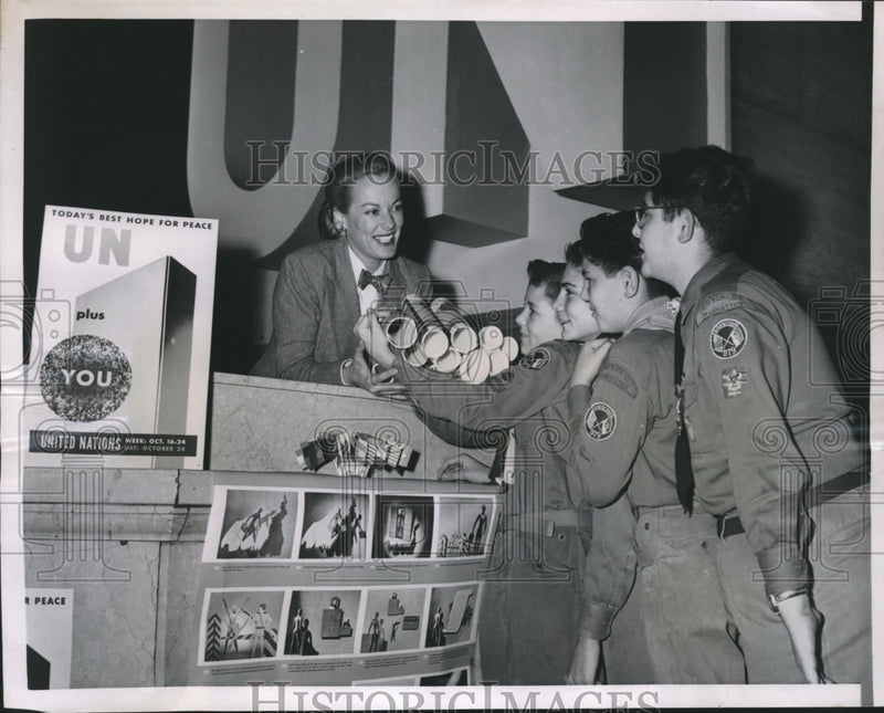Load image into Gallery viewer, 1950 Press Photo Faye Emerson distributes United Nation poster to the Boy Scouts
