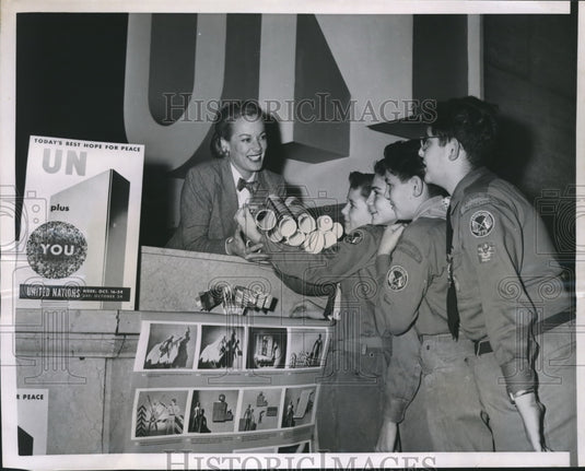 1950 Press Photo Faye Emerson distributes United Nation poster to the Boy Scouts
