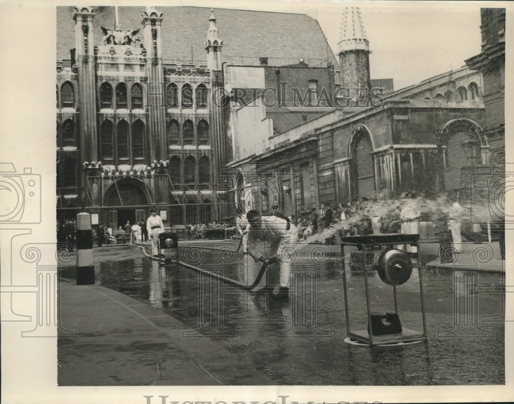 1961 Press Photo London's private fire brigades perform fire drill demonstration