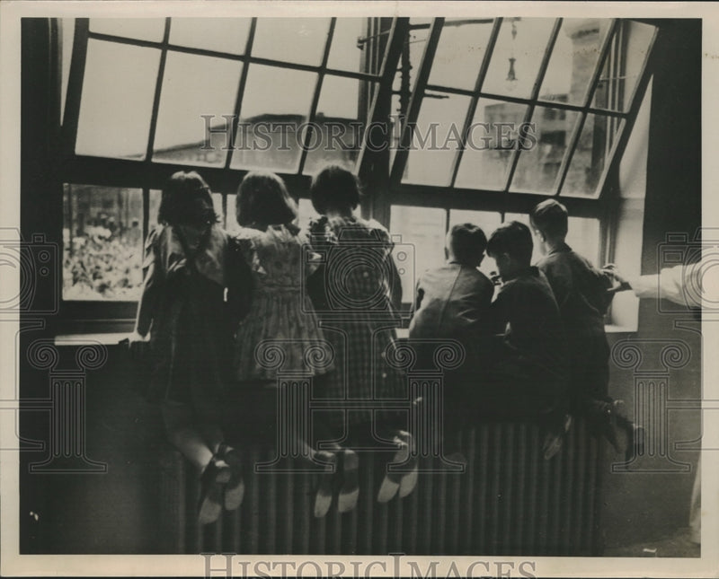 Load image into Gallery viewer, 1951 Press Photo Children rescued from blazing fire in Hospice Sainte Cunegonde
