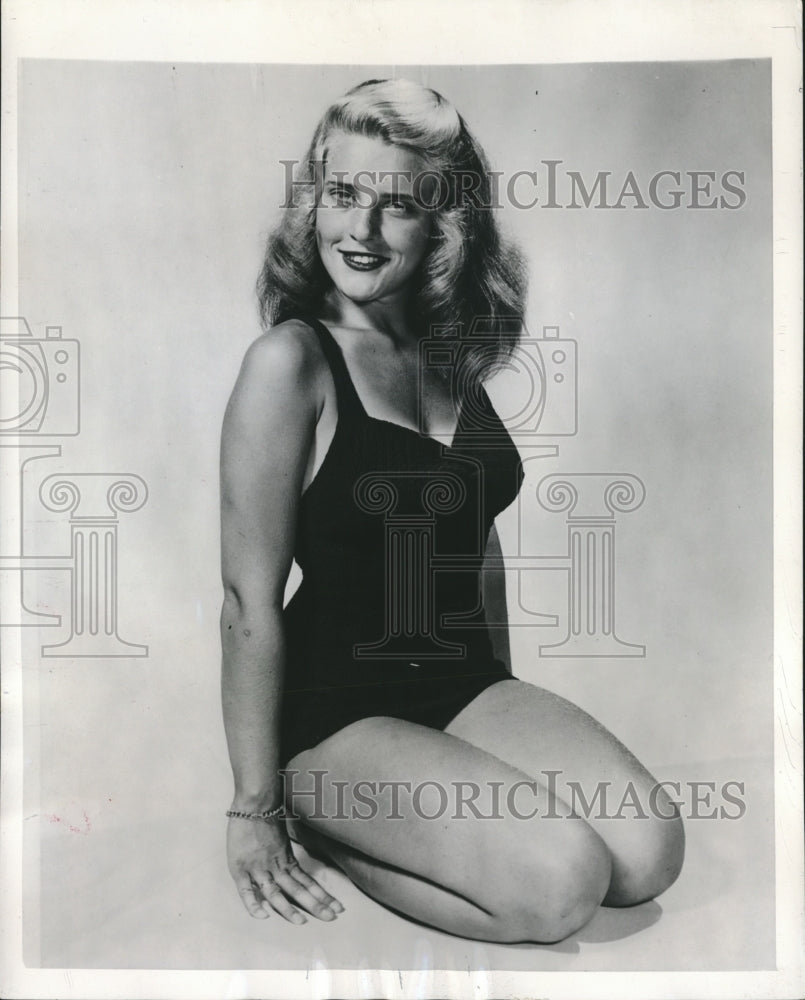 1946 Press Photo Joan Smith named "Miss Stardust of 1946" and wins cash prize