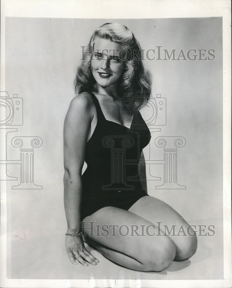 Load image into Gallery viewer, 1946 Press Photo Joan Smith named "Miss Stardust of 1946" and wins cash prize
