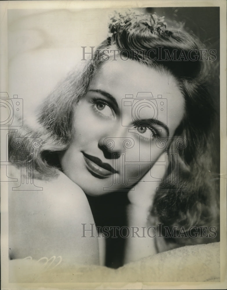 1941 Press Photo Miss Amy Arnell poses for her portrait - nef70482