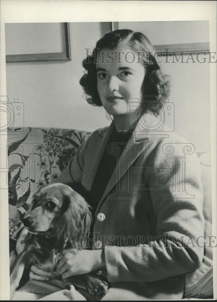 1939 Press Photo Close up of Betsy Barton and her dog - nef70647