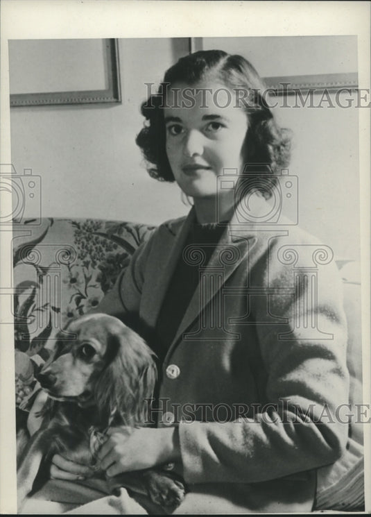 1939 Press Photo Close up of Betsy Barton and her dog - nef70647