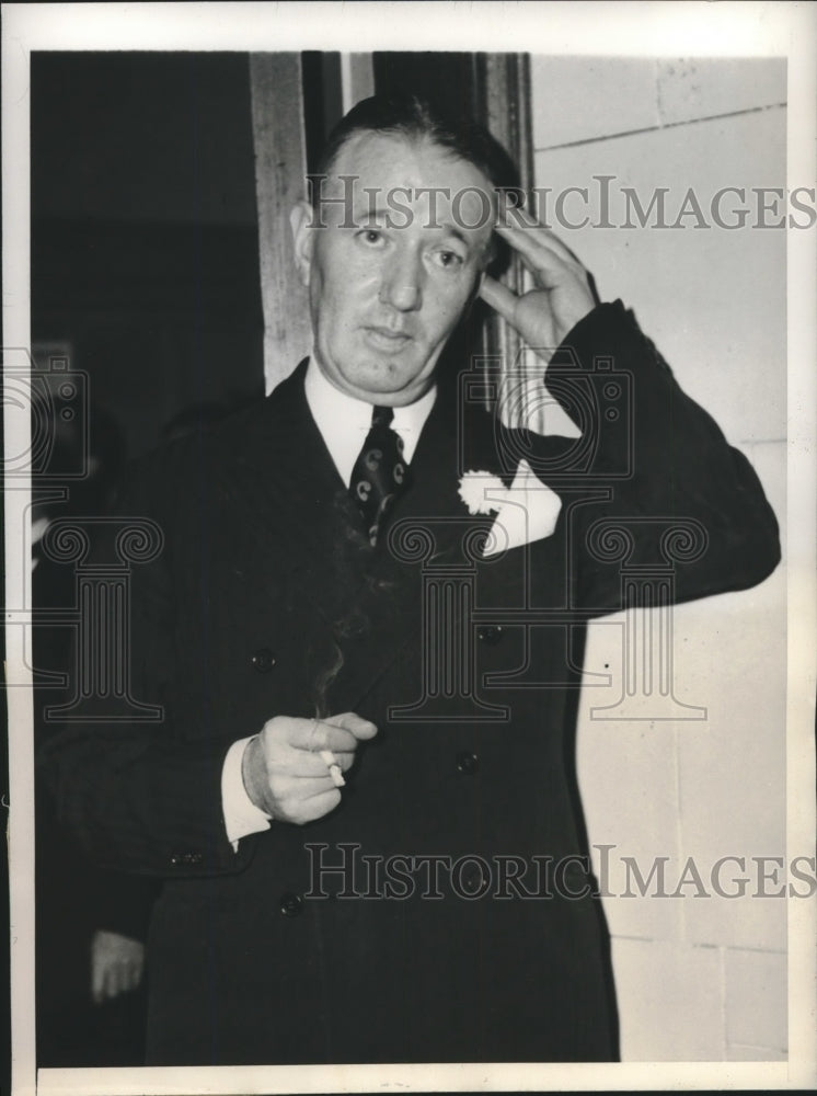 1945 Press Photo John O' Brien-Justice of the Peace faces reporters - nef70659