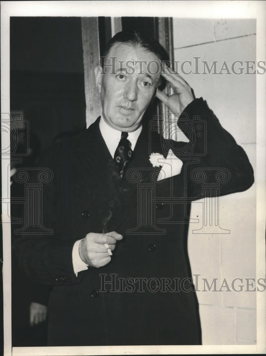 1945 Press Photo John O' Brien-Justice of the Peace faces reporters - nef70659