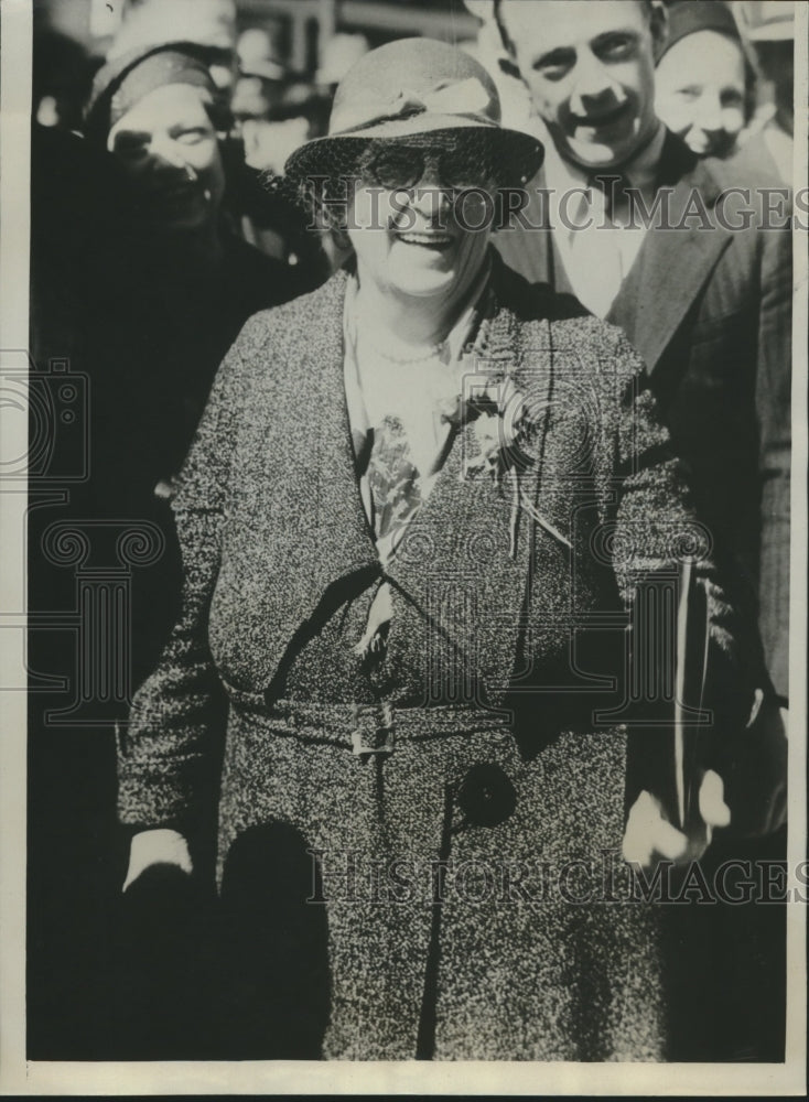 Load image into Gallery viewer, 1934 Press Photo Mrs. Iona Belle Bowles honored as "Most Mother In Law"
