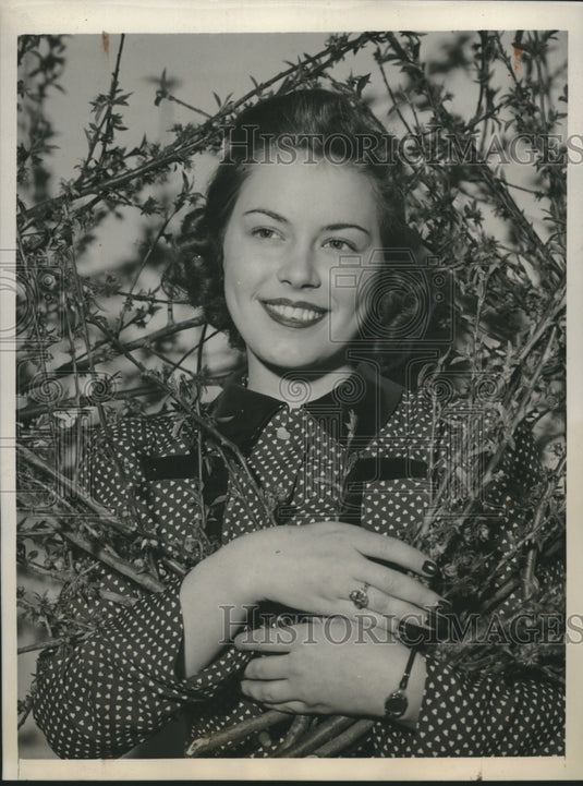 1941 Press Photo Eva June McIntire named Peach Blossom Queen - nef70726