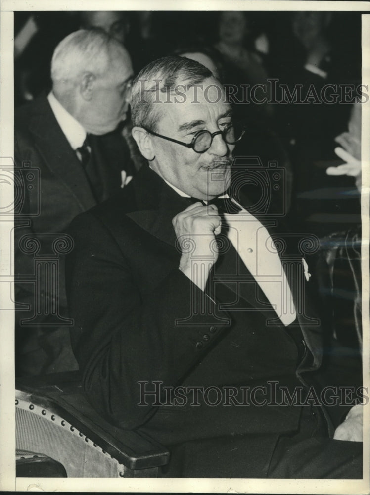 1936 Press Photo Sir Ronald Lindsay British ambassador to US watches a film