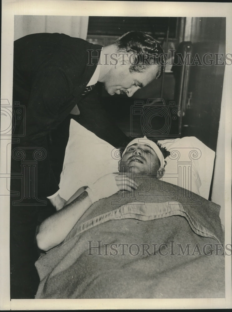 1938 Press Photo Donald Pringle shown in hospital after beating in Los Angeles