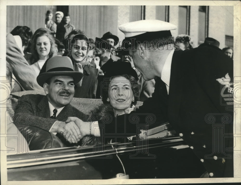1944 Press Photo Thomas Dewey and Wife Shake Hands With George Eilliott in NY