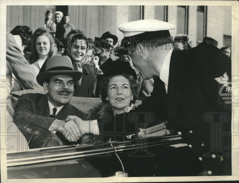 Load image into Gallery viewer, 1944 Press Photo Thomas Dewey and Wife Shake Hands With George Eilliott in NY
