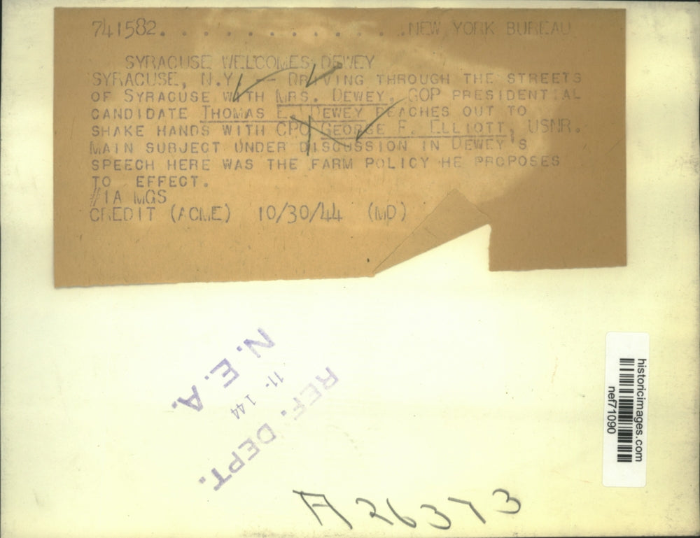 1944 Press Photo Thomas Dewey and Wife Shake Hands With George Eilliott in NY