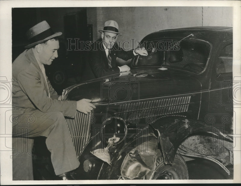 Load image into Gallery viewer, 1937 Press Photo Detectives check smashed and bullet riddled car of auto thief

