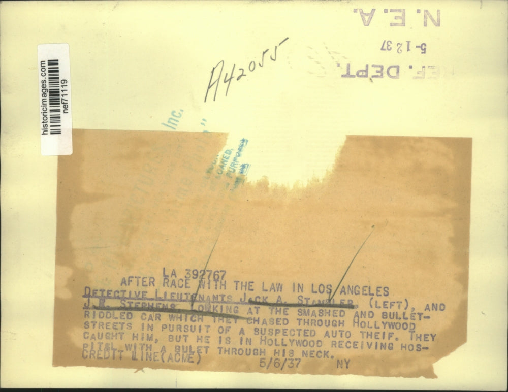 1937 Press Photo Detectives check smashed and bullet riddled car of auto thief