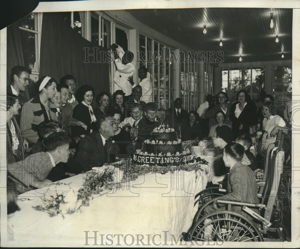 1933 Press Photo Franklin Roosevelt celebrates birthday with hospital patients