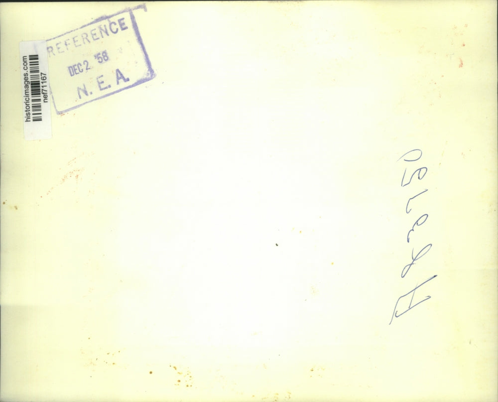 1958 Press Photo Vice Pres. Nixon and wife wave before boarding the plane