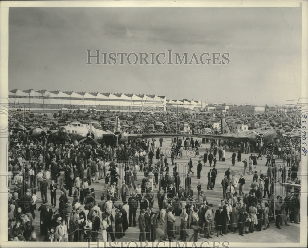 1940 Press Photo Crowd witnessed the air show during National Defense Week