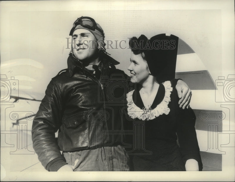 Load image into Gallery viewer, 1941 Press Photo Doris Mae Stevens flies for blind date with Cadet Raymond Dean
