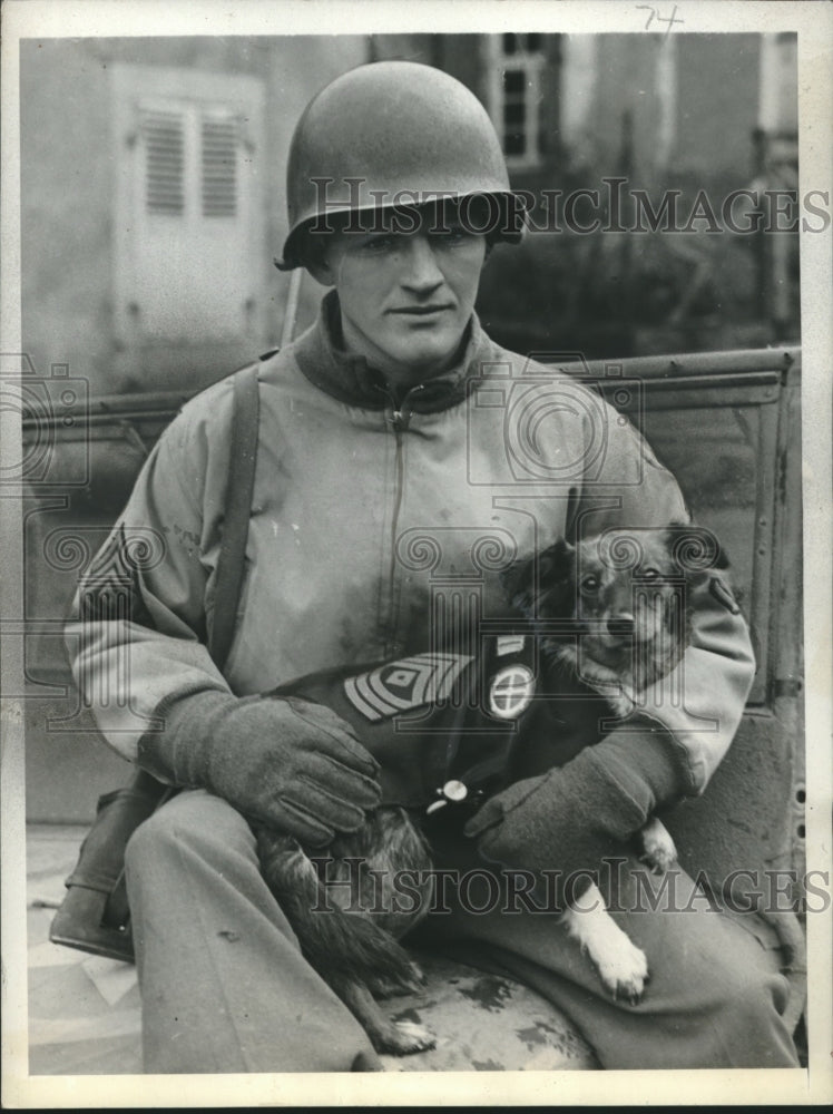 1944 Press Photo 1st Sgt Bob Anderson of Omaha with mascot dog on Western front