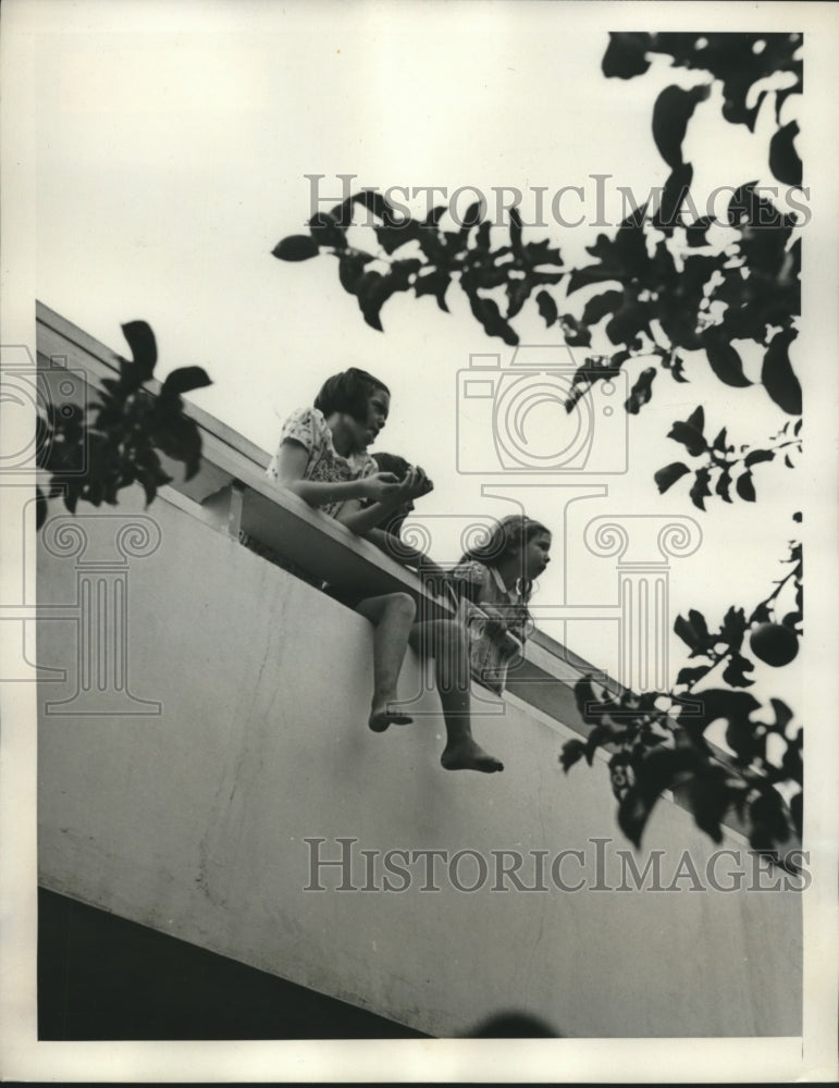 1940 Press Photo Margot Minweger &amp; Hesper Anderrson in balcony seats