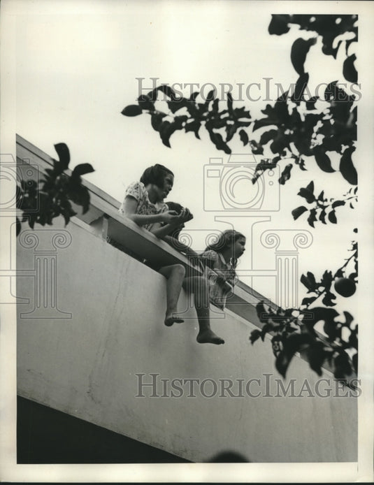 1940 Press Photo Margot Minweger & Hesper Anderrson in balcony seats