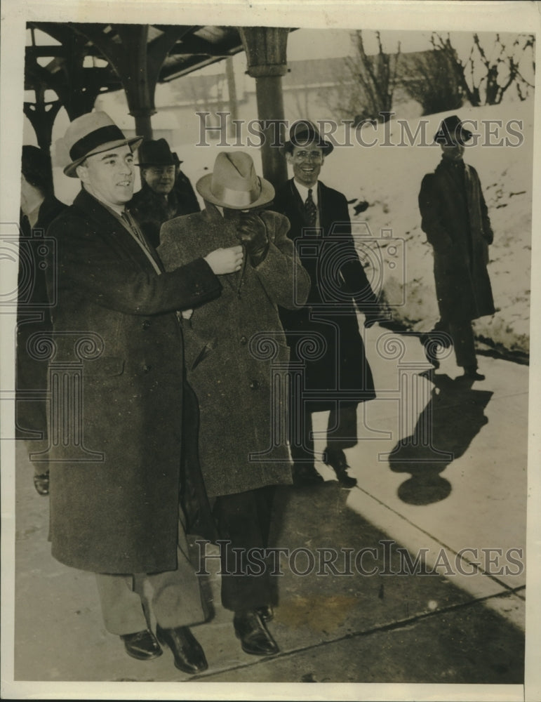 Load image into Gallery viewer, 1935 Press Photo Defense Witness Covering Walter Manley at a New York Train
