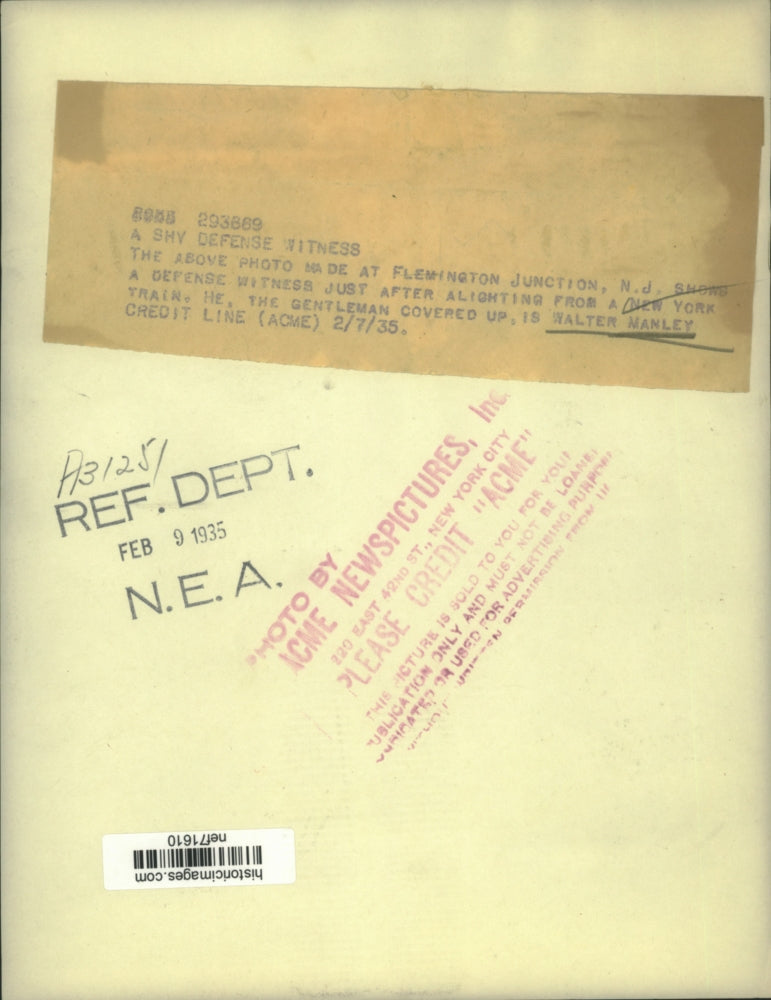 1935 Press Photo Defense Witness Covering Walter Manley at a New York Train