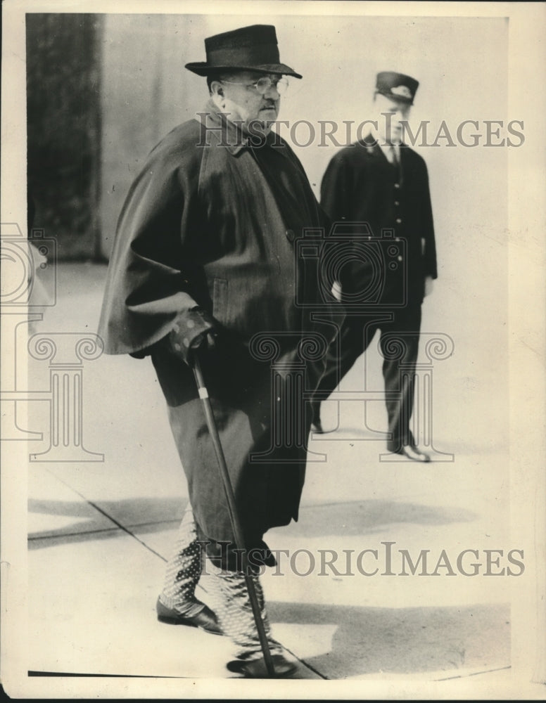 1940 Press Photo Alexander Woollcott on is way for a physical checkup- Historic Images