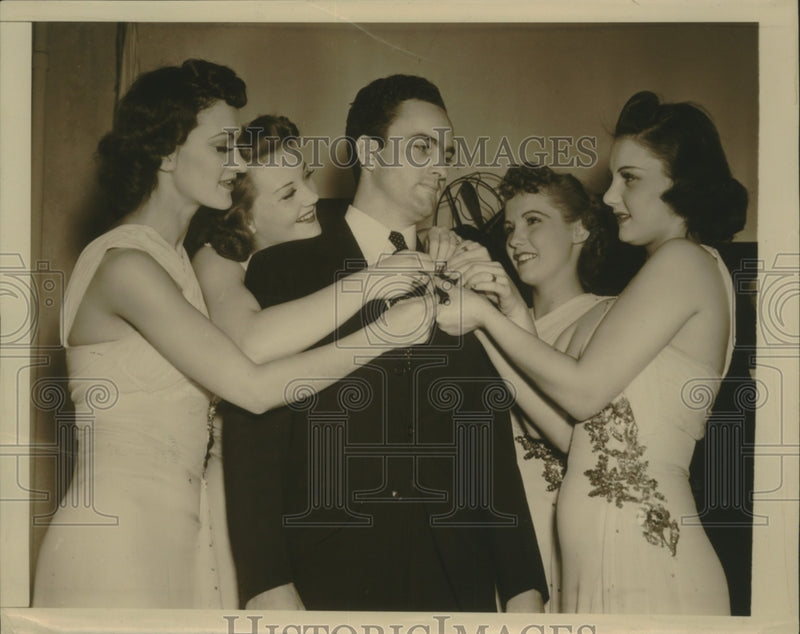 Load image into Gallery viewer, 1940 Press Photo John Thornberry receives gold pin for being chosen in lottery
