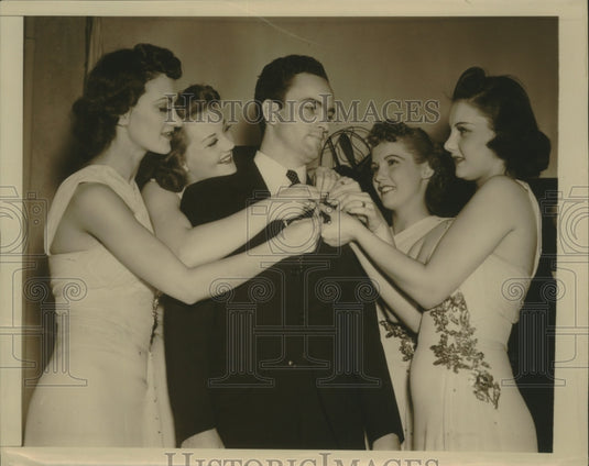 1940 Press Photo John Thornberry receives gold pin for being chosen in lottery
