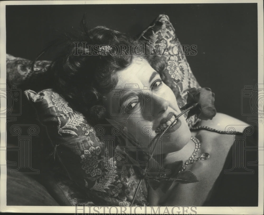1960 Press Photo Actress Mrs. Weslau Wright Stars in "The Devil is a Woman"