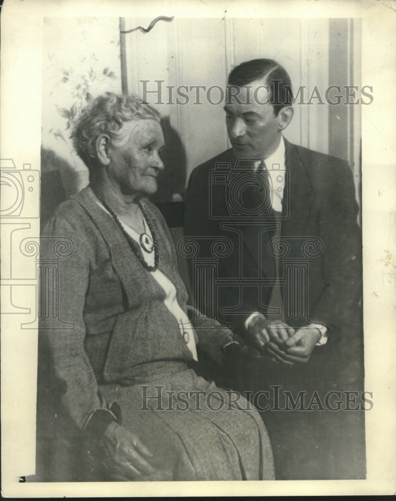 Load image into Gallery viewer, 1931 Press Photo Mrs. Mary Moone tanks Mayor James Walker for helping son
