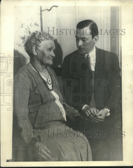 1931 Press Photo Mrs. Mary Moone tanks Mayor James Walker for helping son