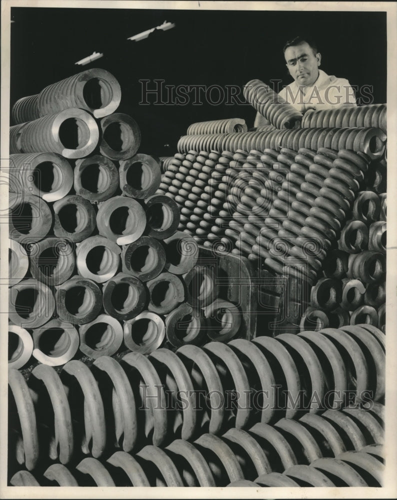 Load image into Gallery viewer, 1962 Press Photo Inspector John Paolella checks springs at Alco Products
