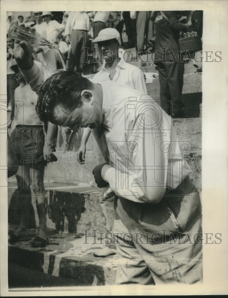 1958 Press Photo Tennis watcher pours water into his head to keep cool