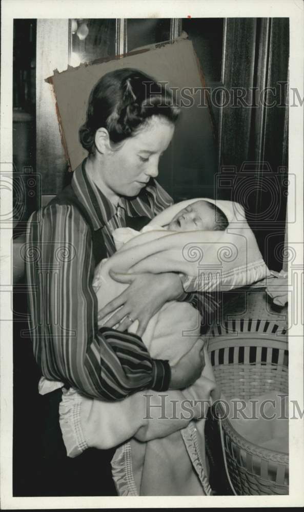 1940 Press Photo Mrs Louise Moore and Son Donald Patrick Moore - nef72012