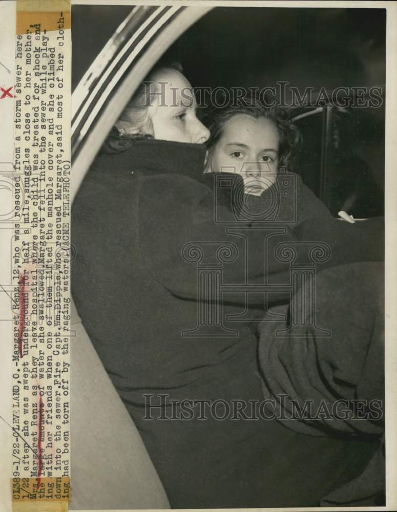 Load image into Gallery viewer, 1949 Press Photo Ohio-Little Margaret Renz rescued from sewer shown with mother
