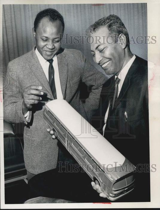 1966 Press Photo Mohamed Salah & Khalil Khalil of North Sudan visit CTS Garage